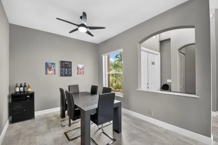 Dining room to the right of foyer