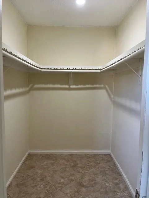 WALK IN CLOSET