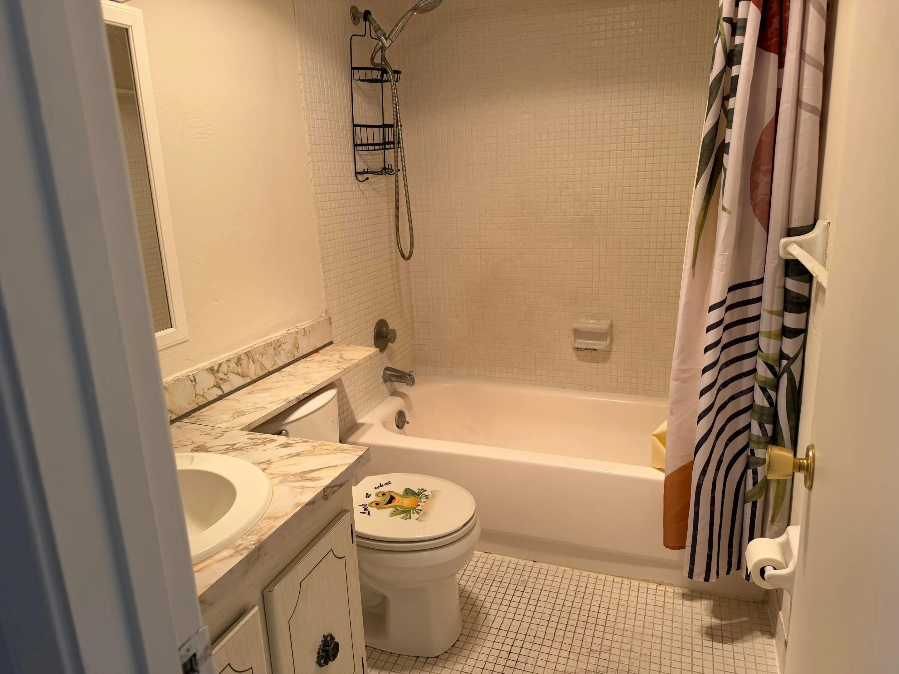 Bath is combo tub/shower