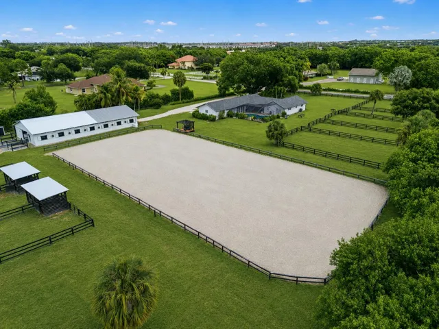 12 stall barn with jumping ring