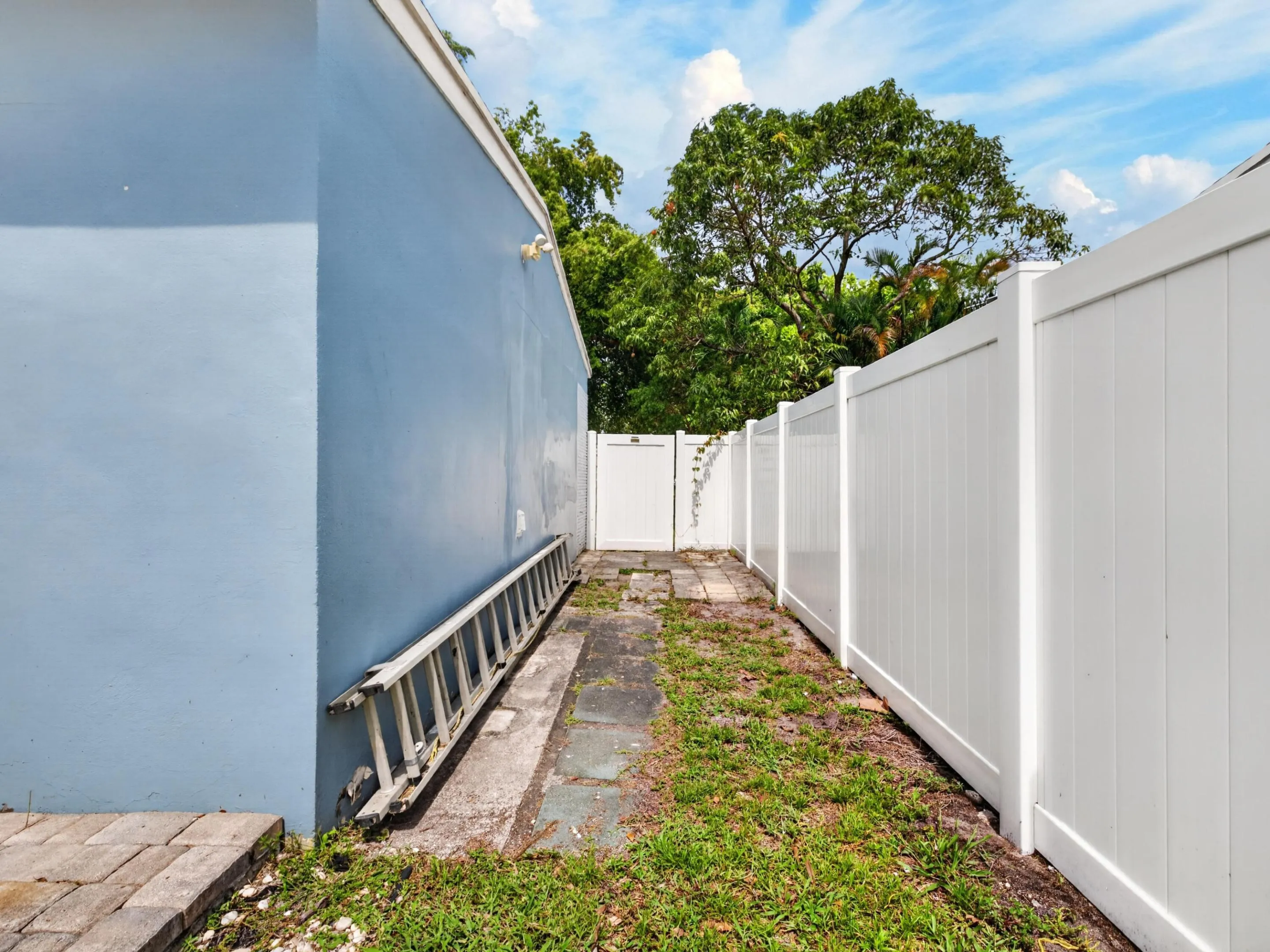 SIDE YARD