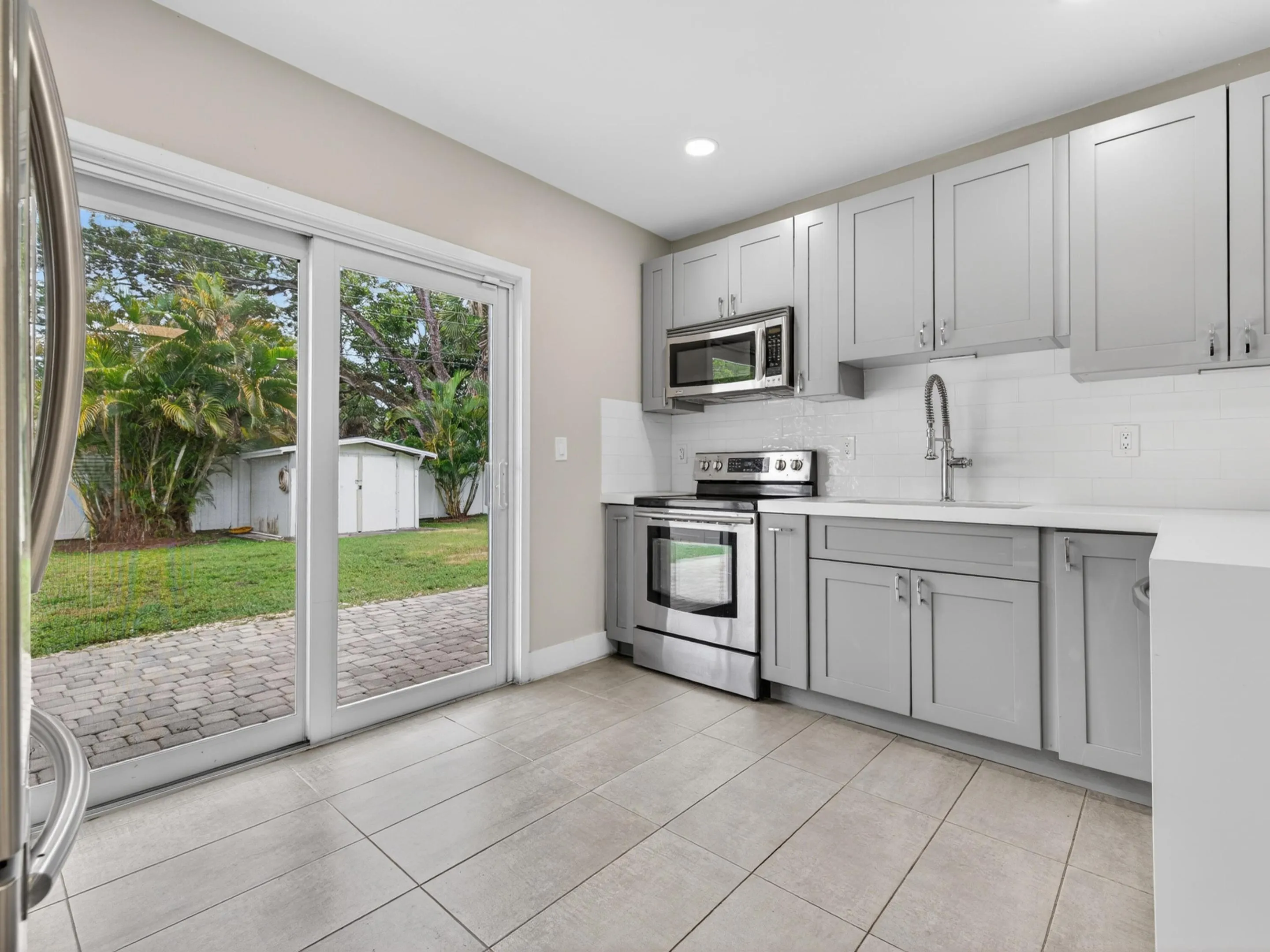 SIDE KITCHEN VIEW