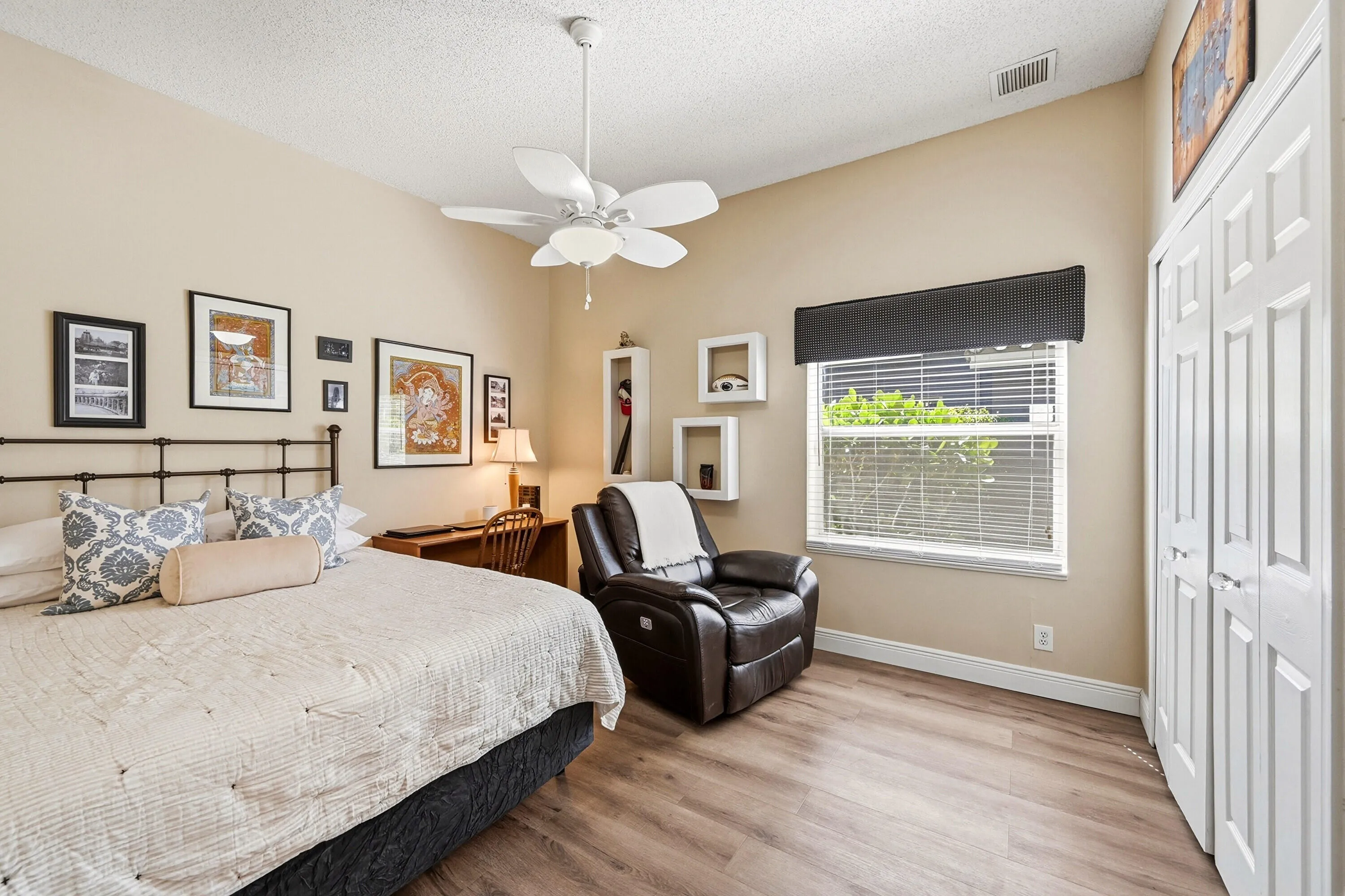 38_bedroom