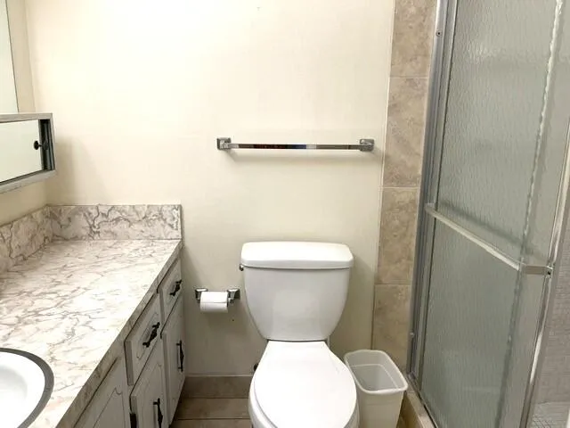 Guest bathroom 1