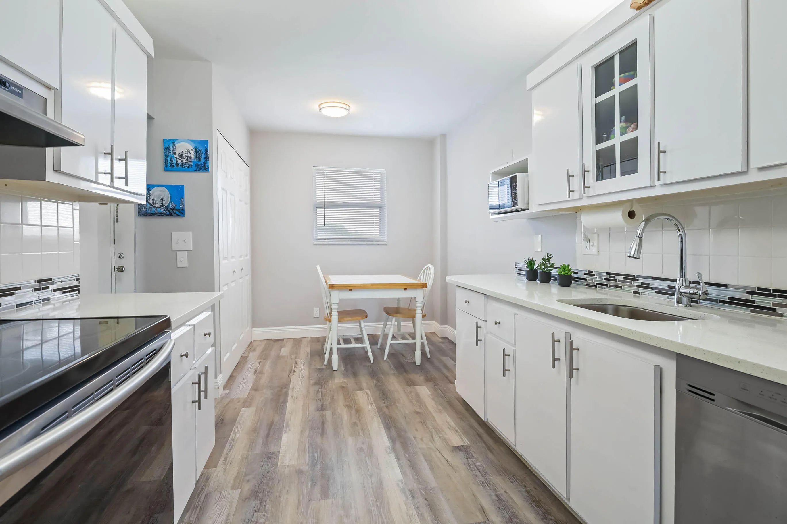 EAT-IN KITCHEN