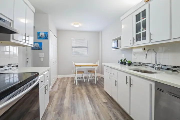 EAT-IN KITCHEN