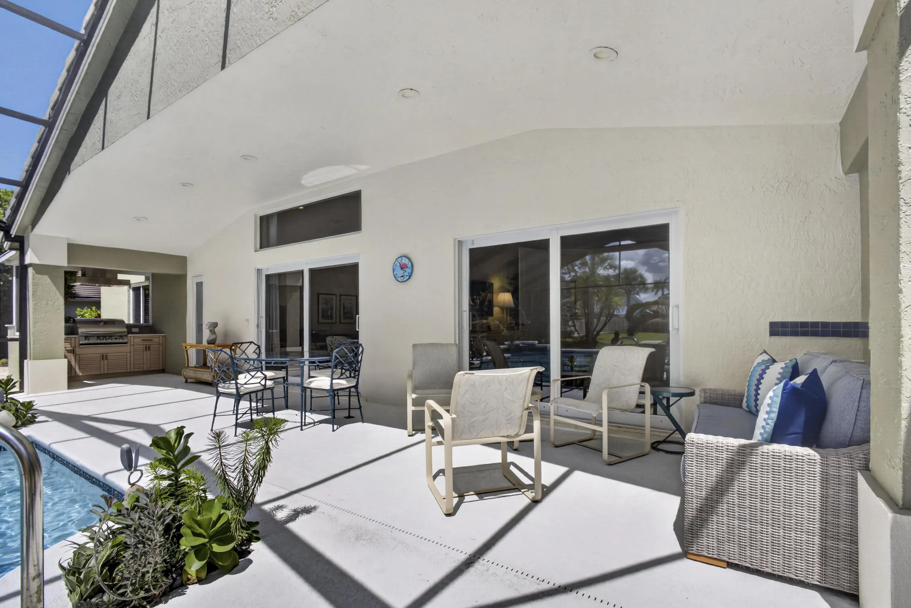 V1 33 Covered Lanai w Outdoor Grill 55-p