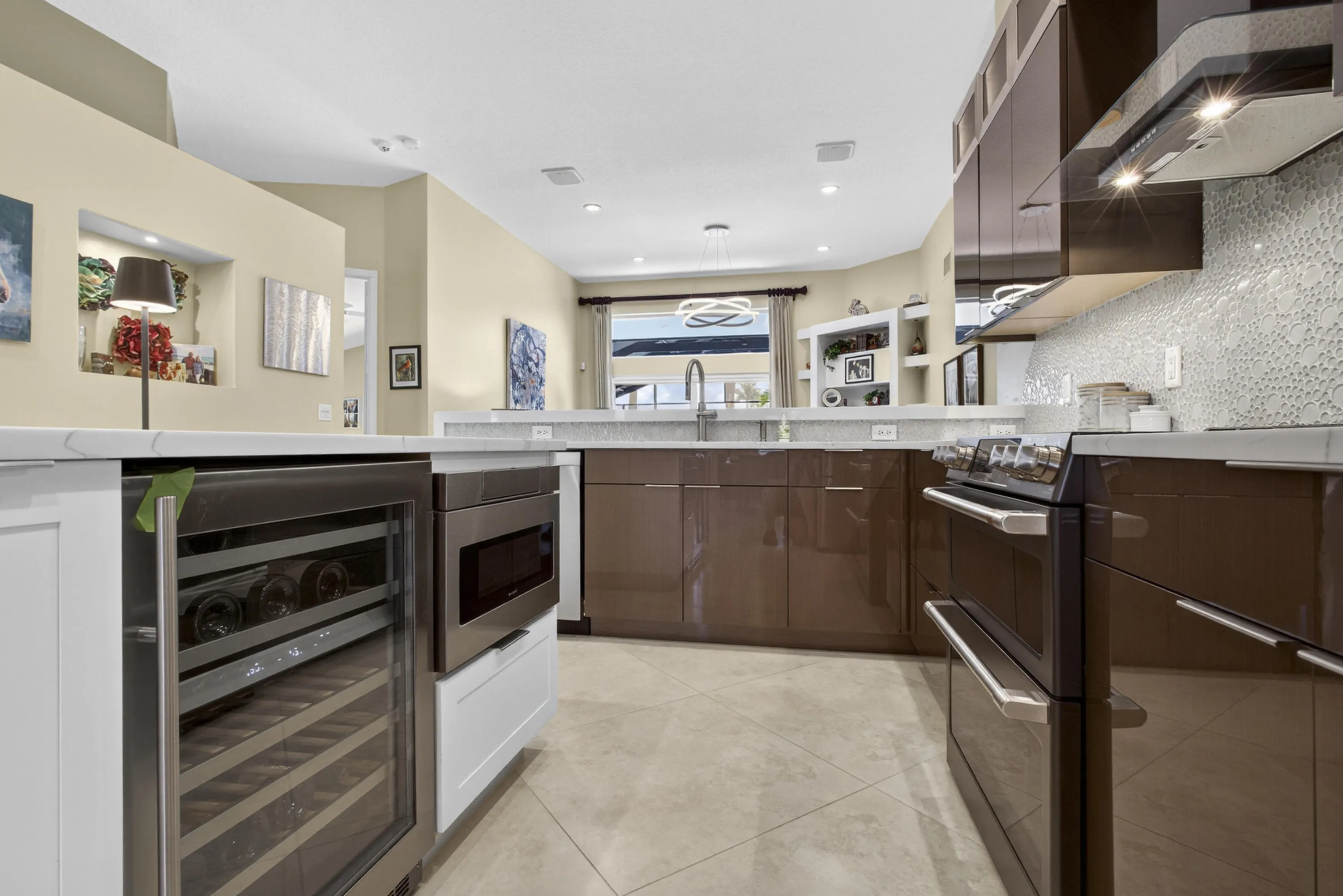 V1 12 Stunning Backsplash, Wine Fridge,