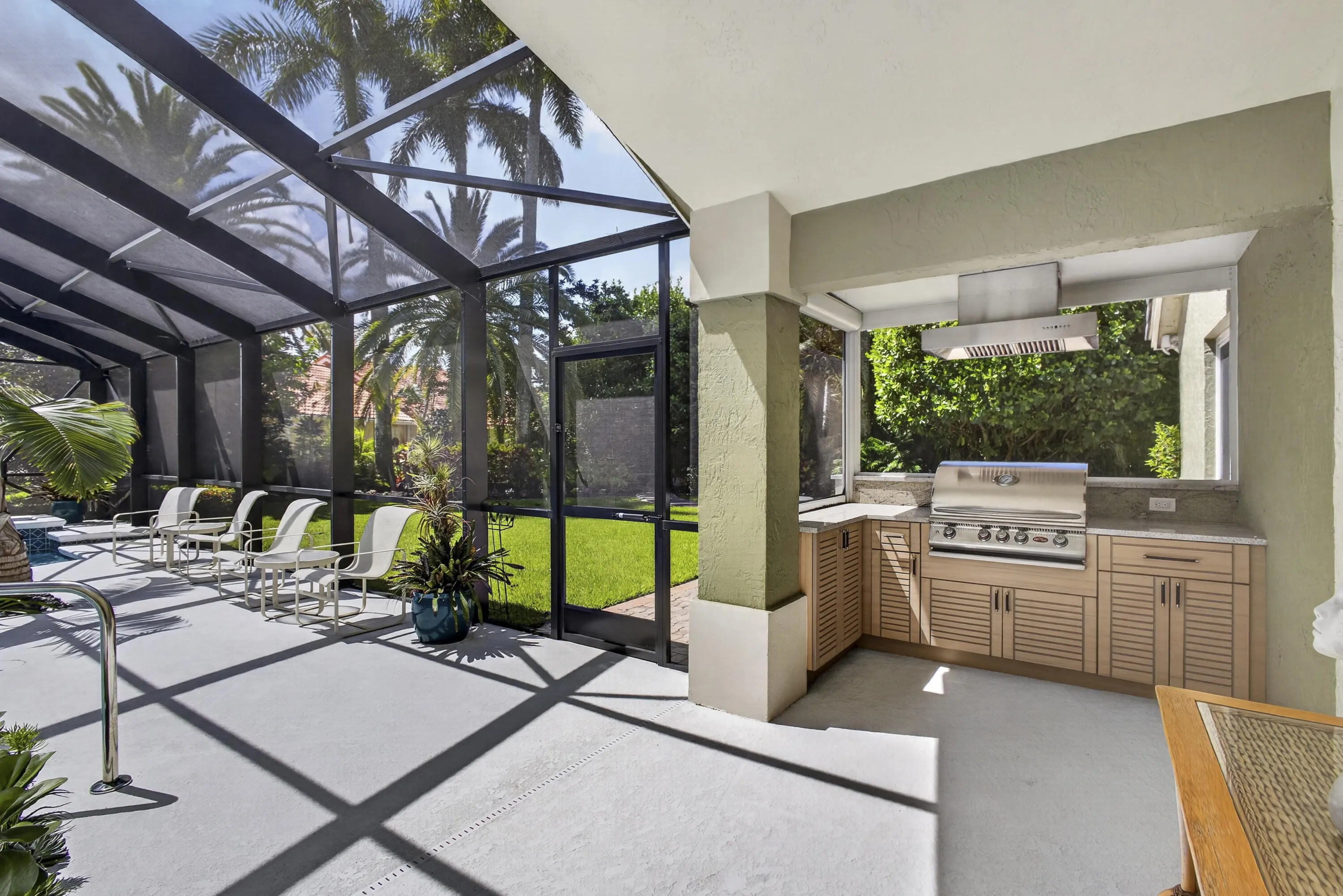 V1 4 Outdoor Kitchen w Retractable Scree