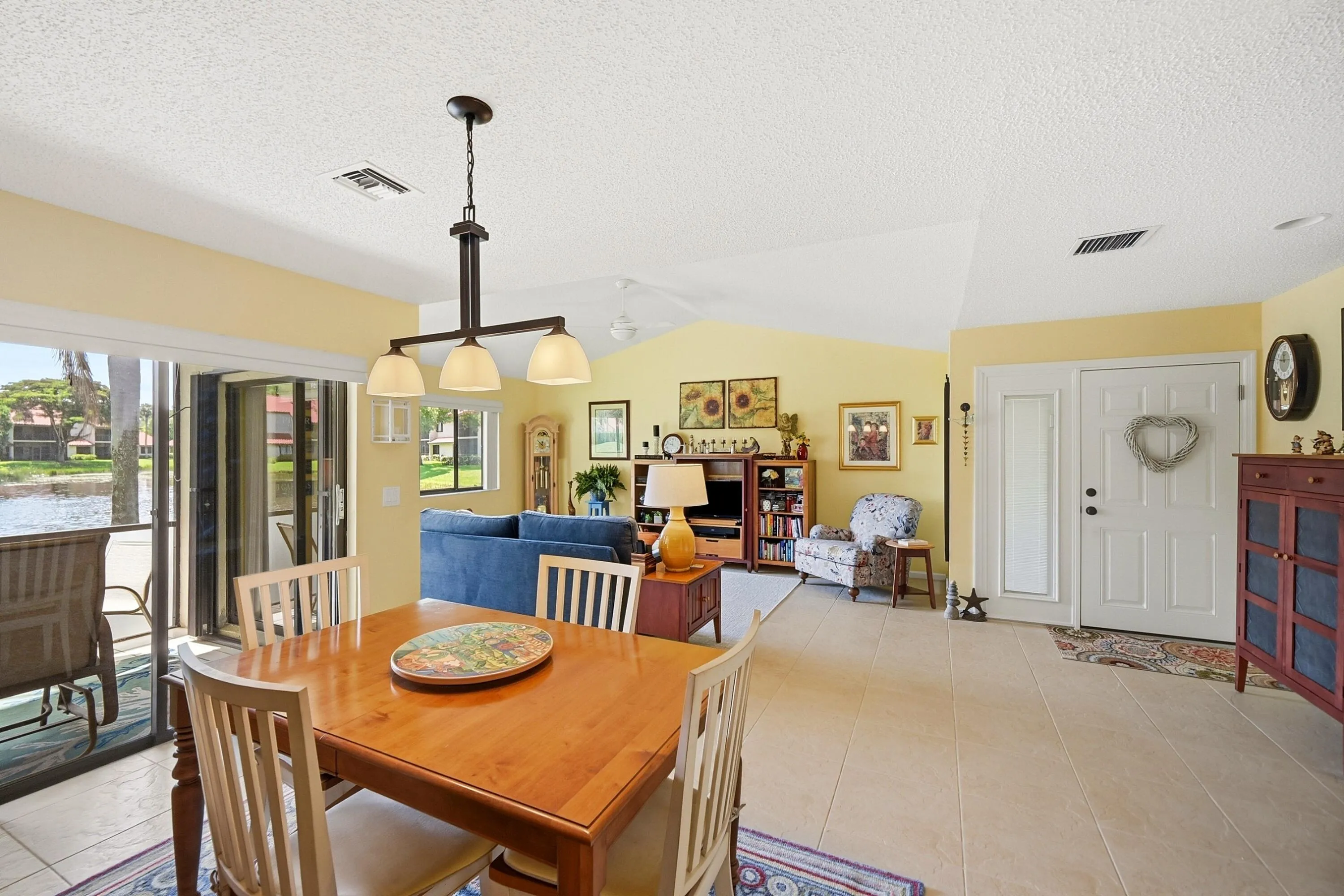 22 Dining to Living