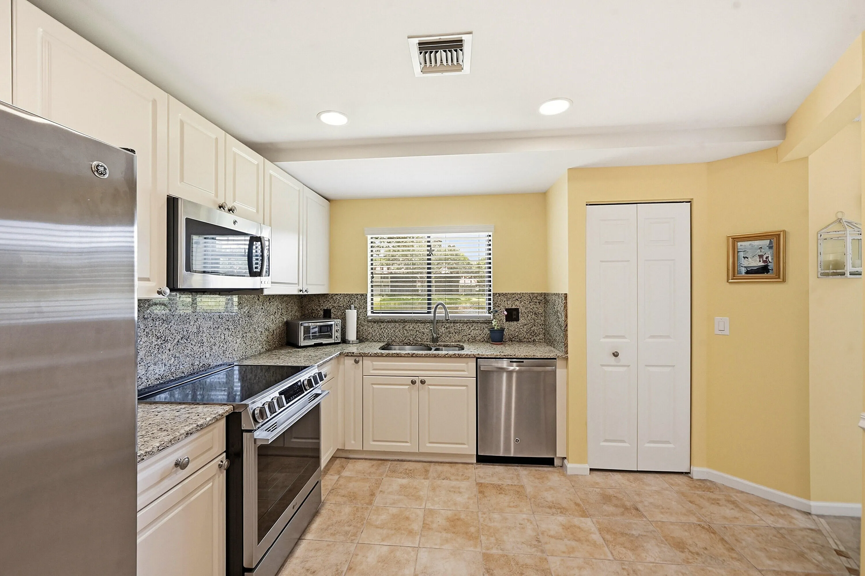 22 Kitchen