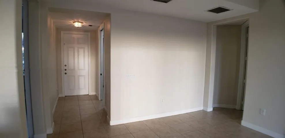 Front_Door_from_living_room_