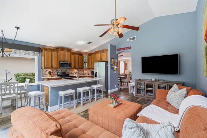 18_family room