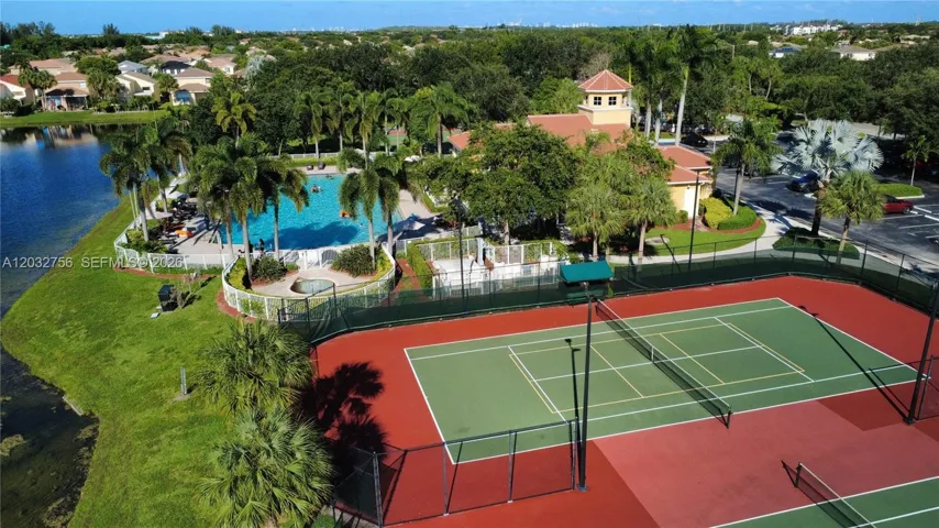 CLUB HOUSE