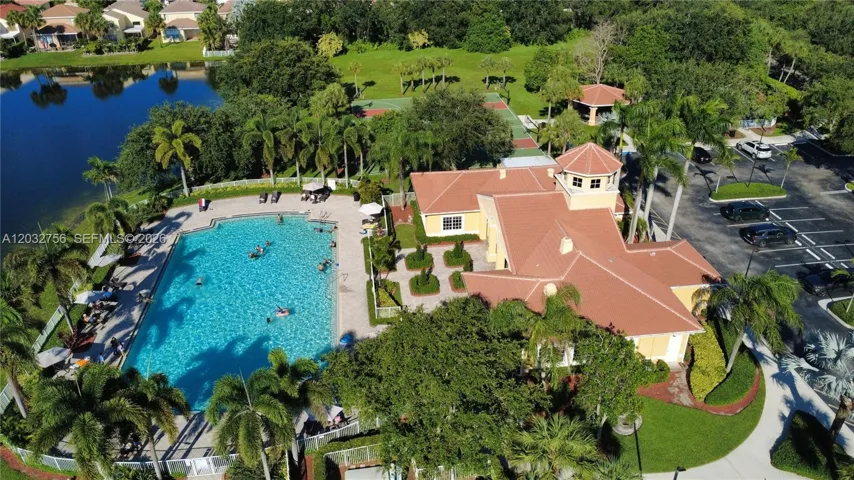 CLUB HOUSE
