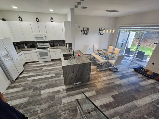 Kitchen & Living