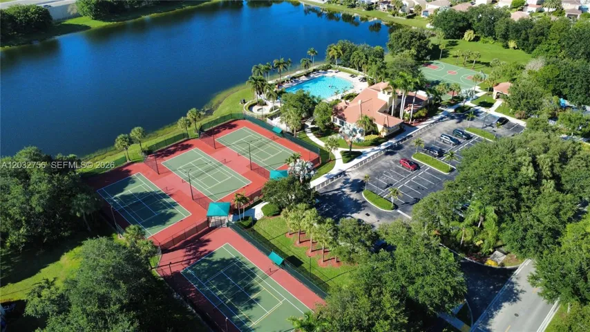 CLUB HOUSE