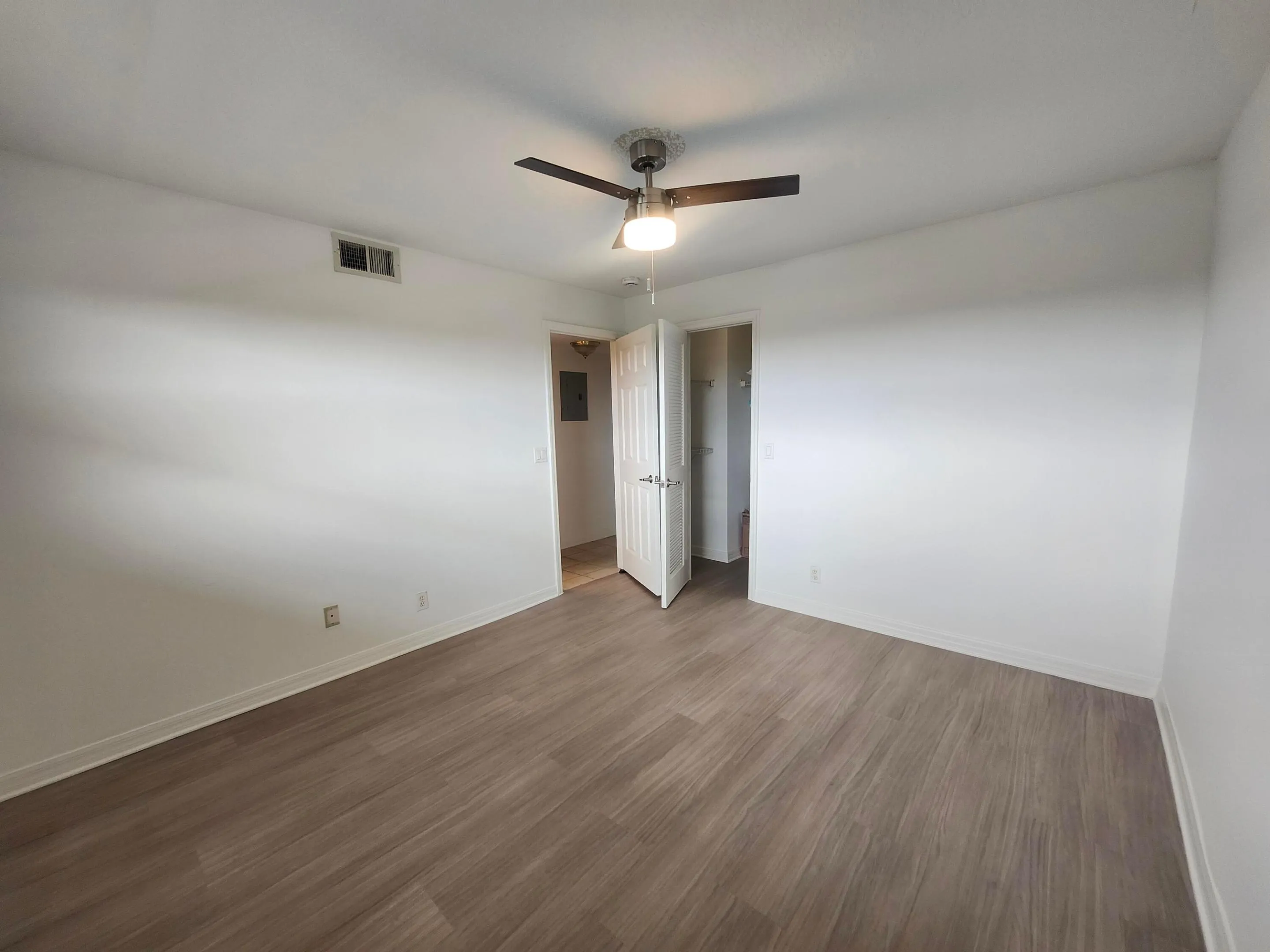 2nd bdr walk in closet