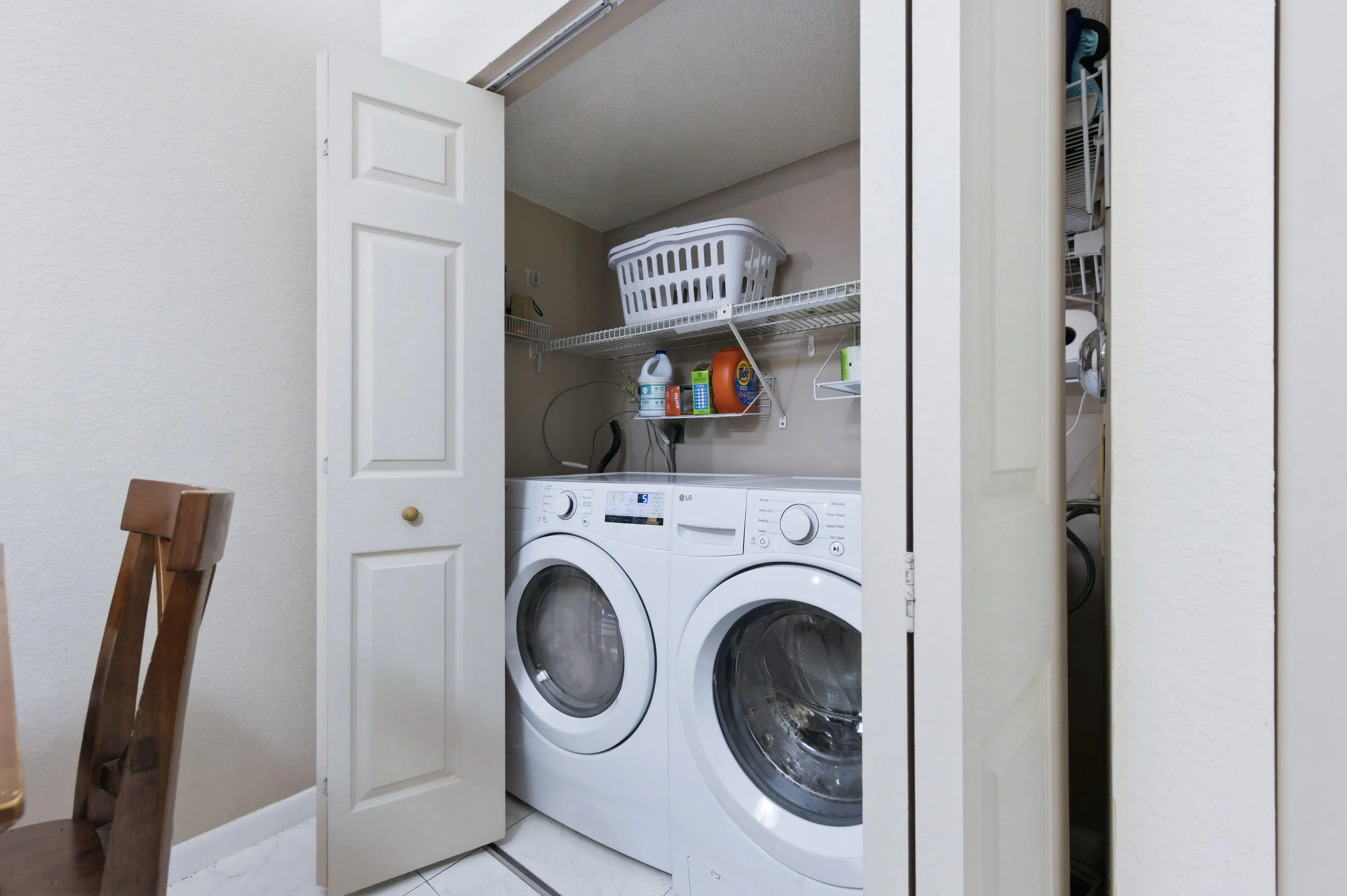 LAUNDRY CLOSET