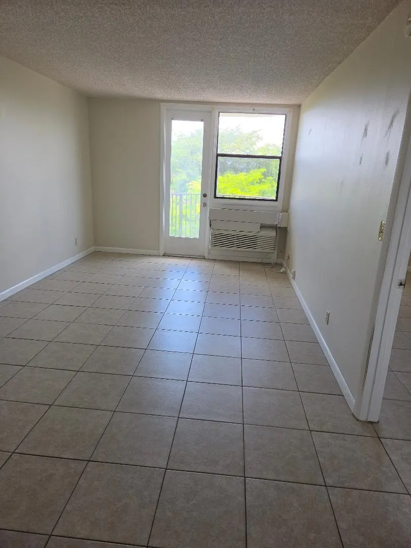 2701 RIVERSIDE 516B. LIVINGROOM 1