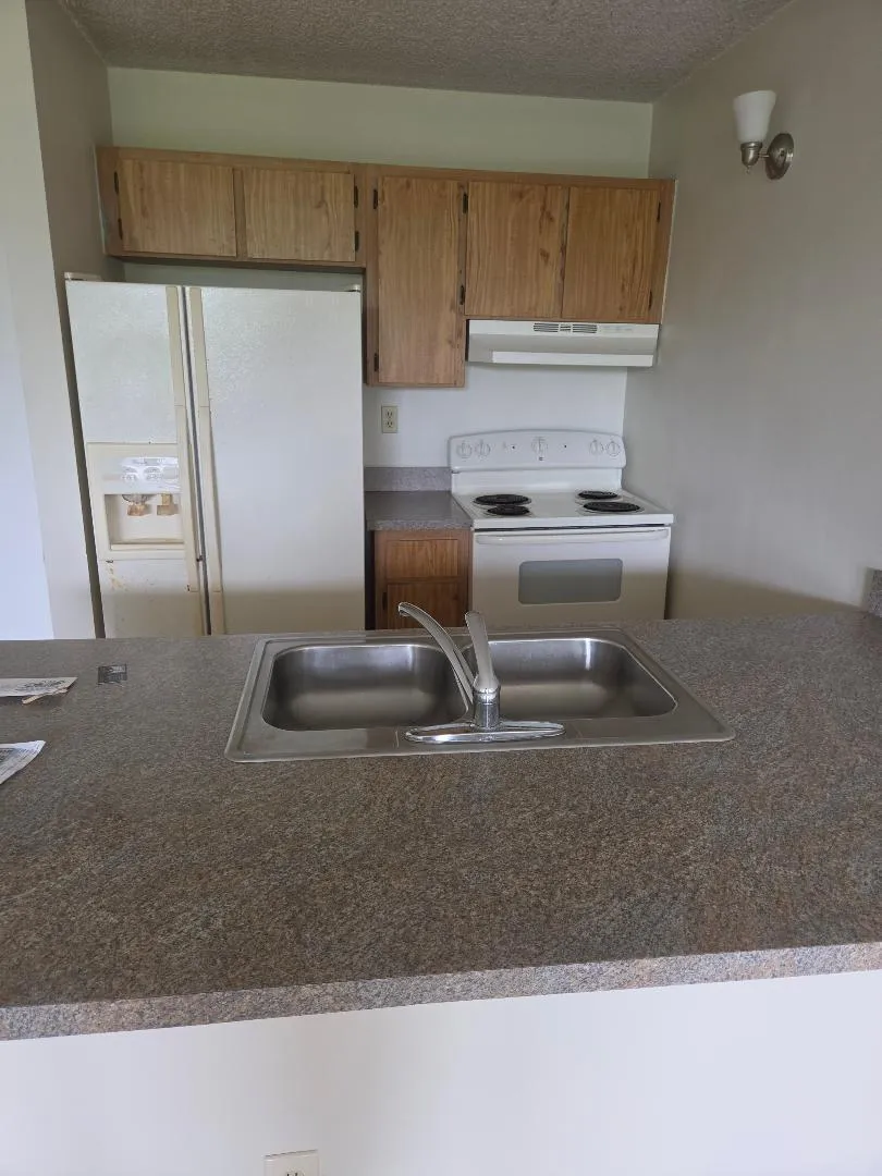 2701 RIVERSIDE 516B. KITCHEN