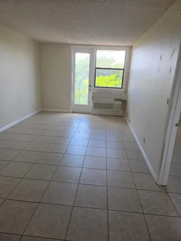 2701 RIVERSIDE 516B. LIVINGROOM 1