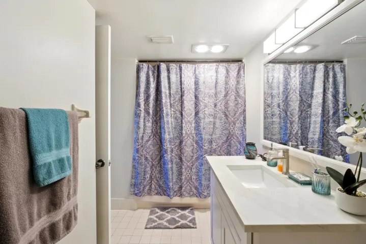 bathroom 2 pic 2
