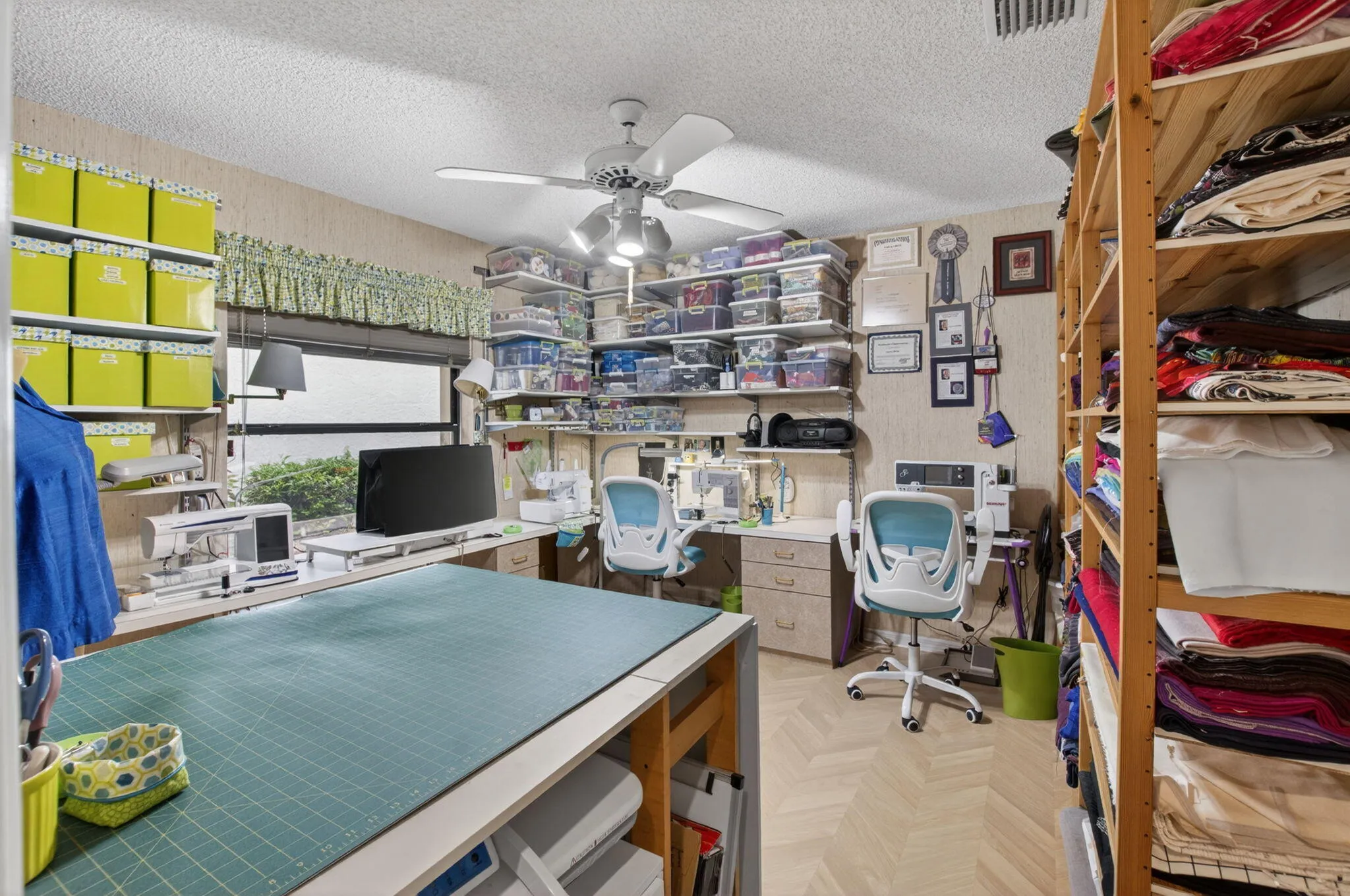 Guest Bedroom(currently used as a craft room)