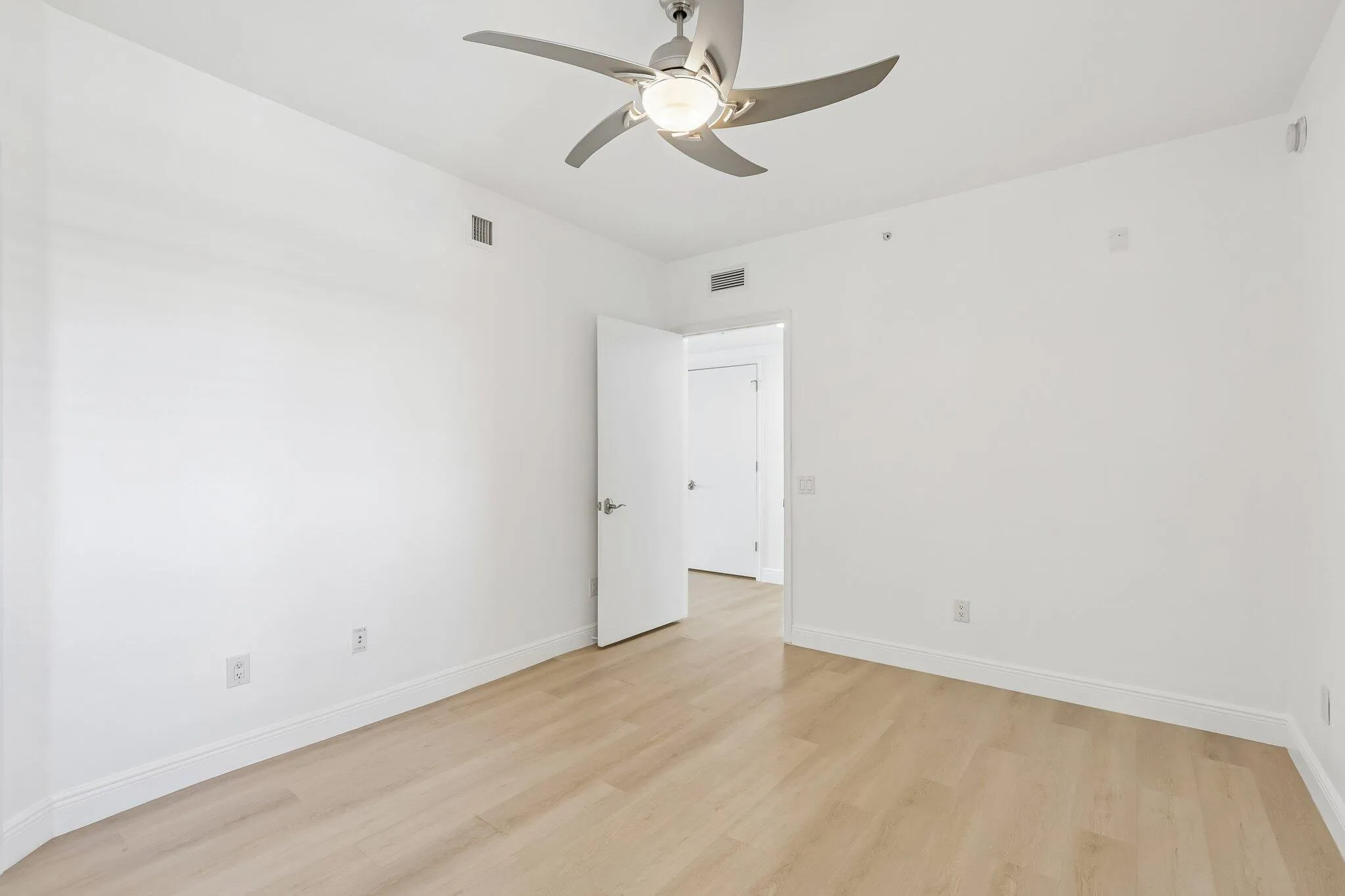 18-web-or-mls-Lake Shore Dr 1202-S0705-0