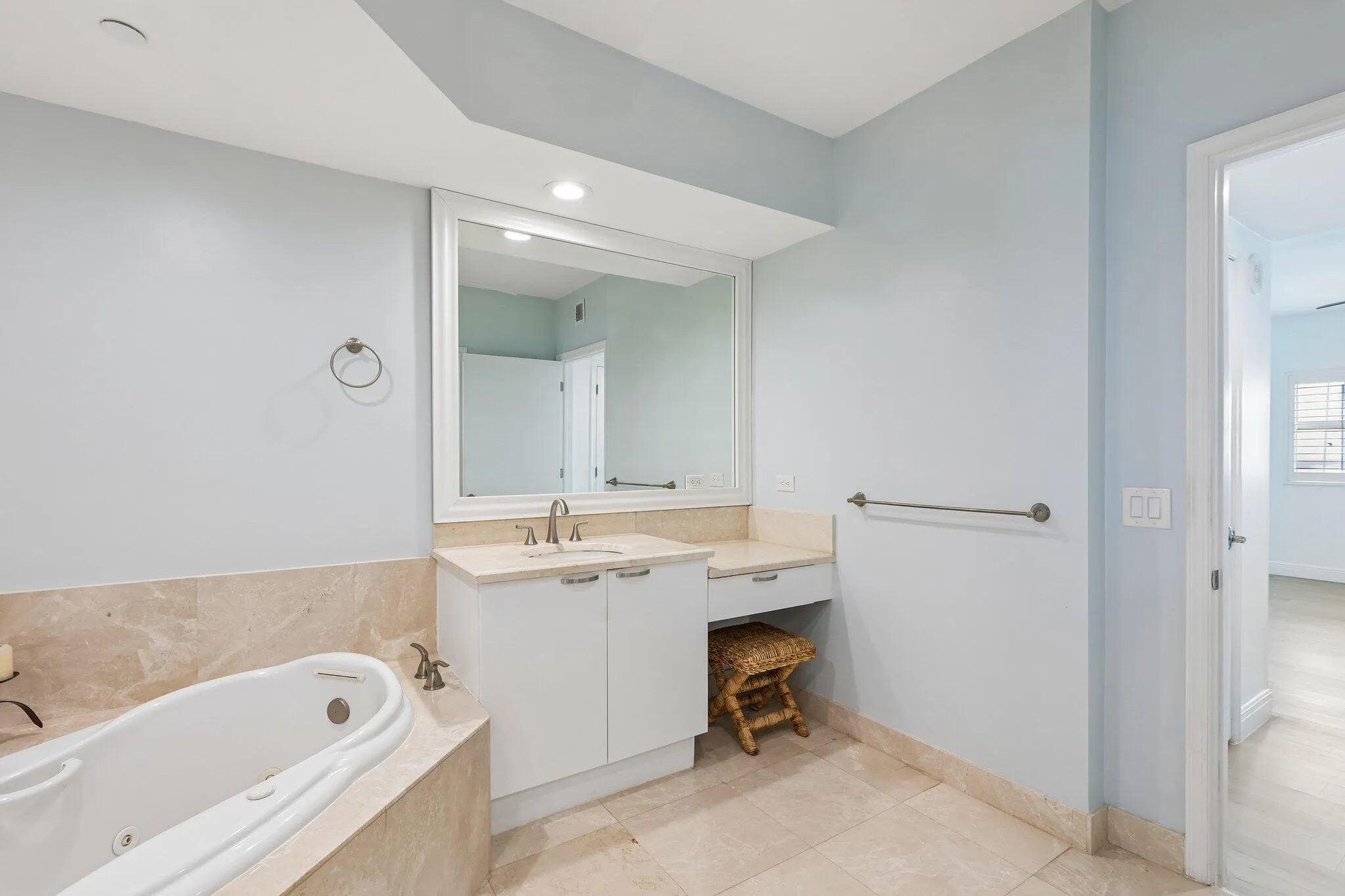 34-web-or-mls-Lake Shore Dr 1202-S0705-0