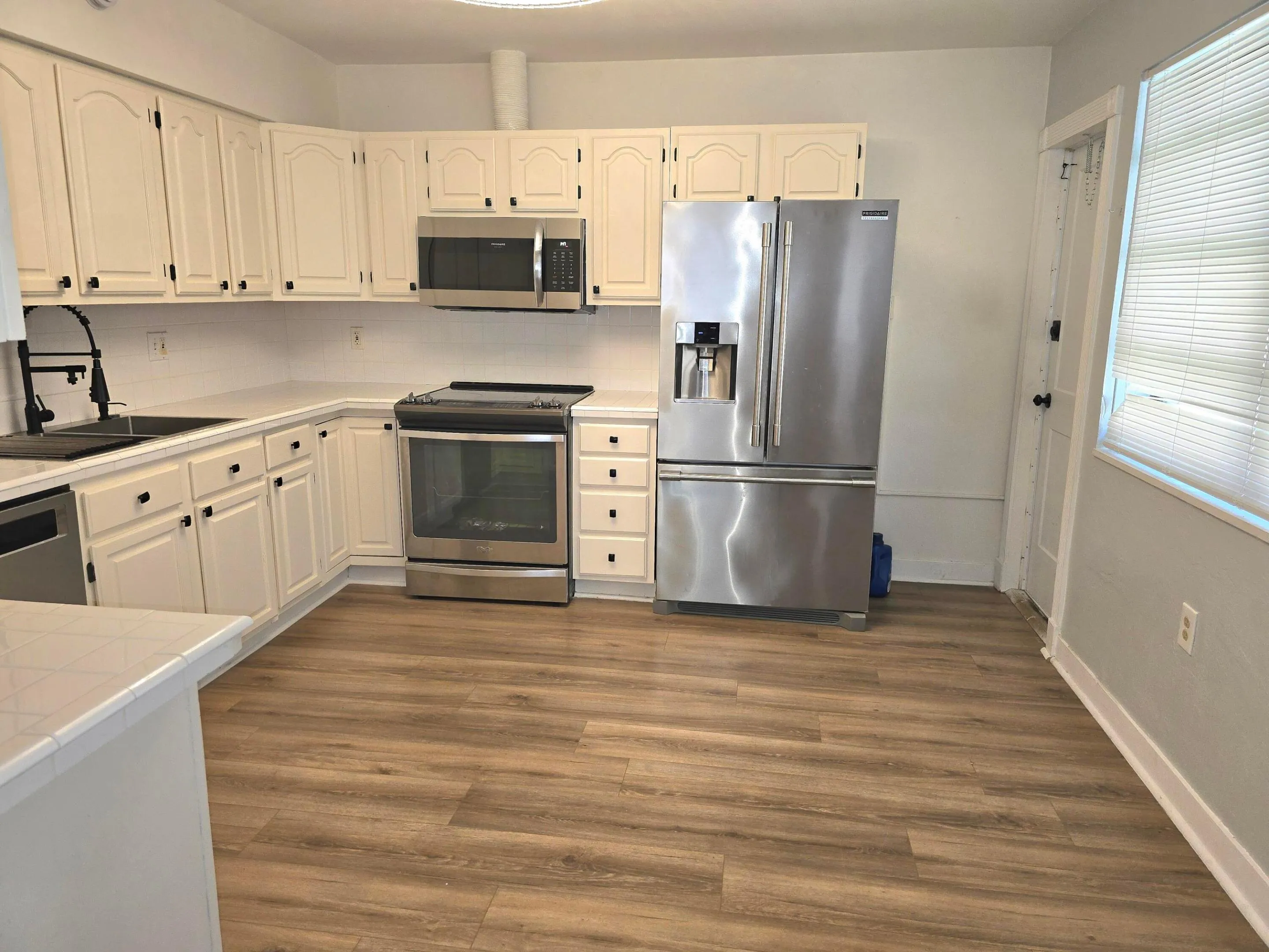LARGE EAT IN KITCHEN