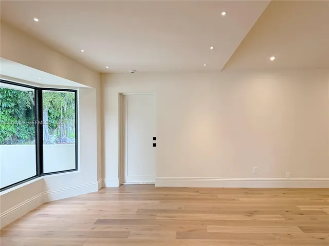 FAMILY ROOM BAY WINDOW