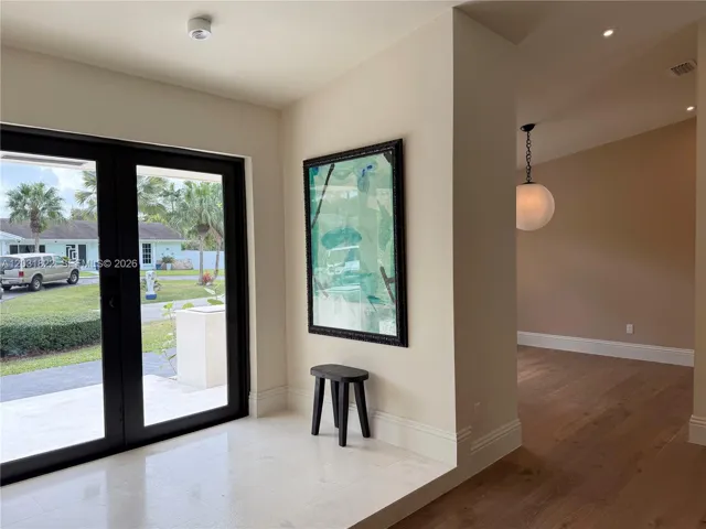 FOYER ENTRY