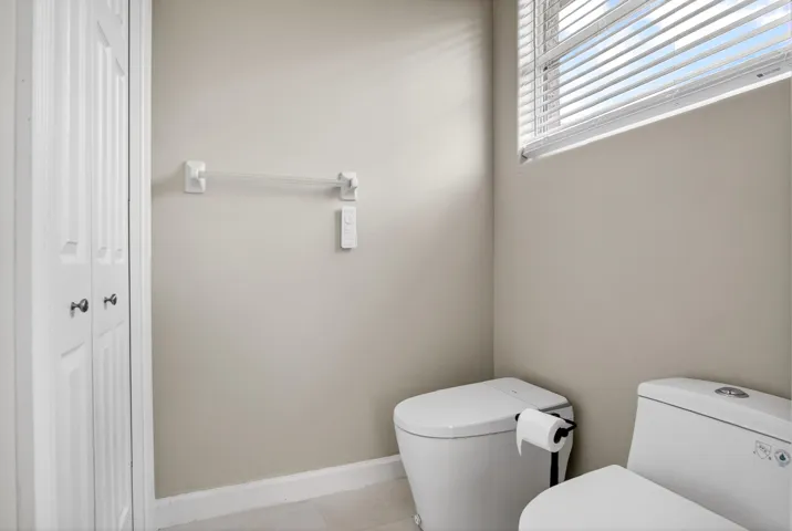 Bidet & luxury toilet