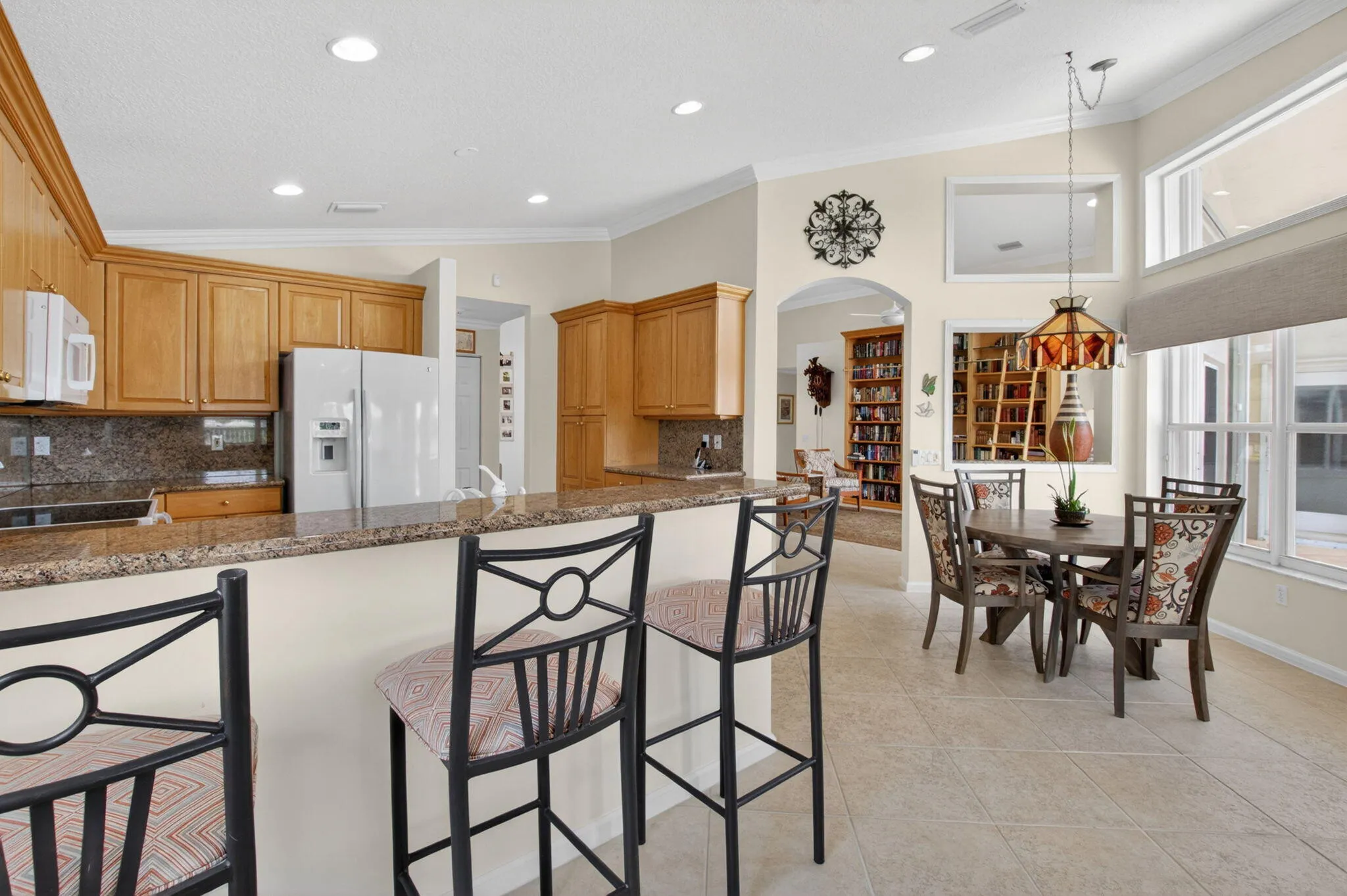 KITCHEN & BREAKFAST NOOK