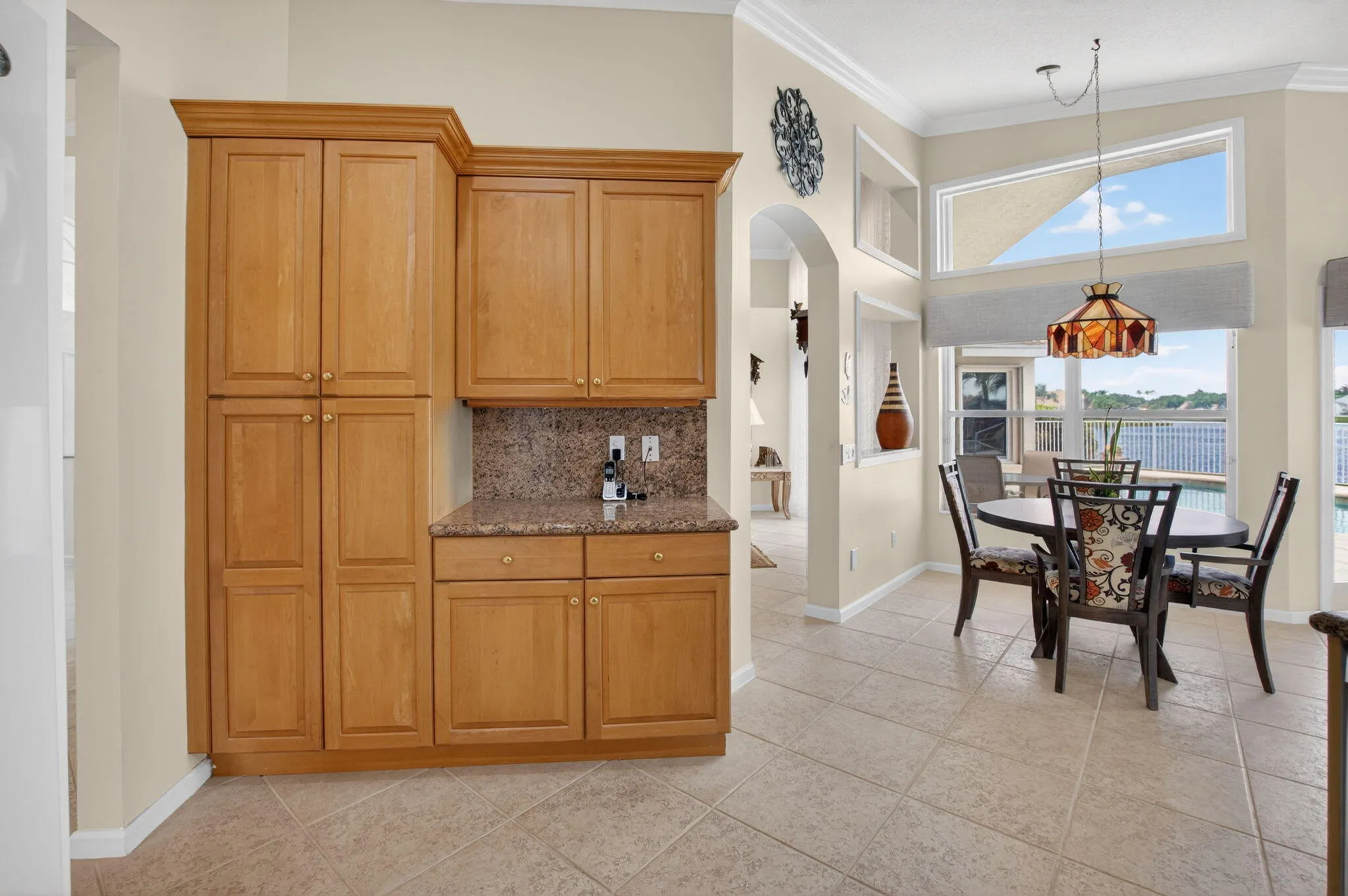 KITCHEN & BREAKFAST NOOK