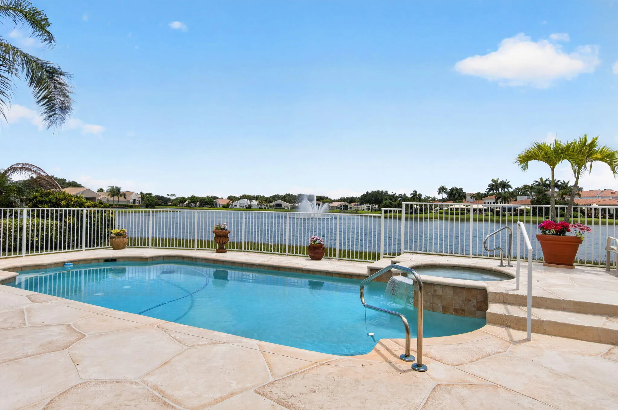 POOL/SPA OVERLOOKING LAKE