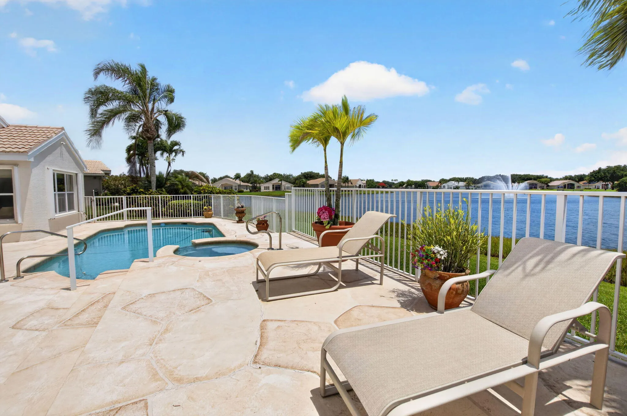 POOL/SPA OVERLOOKING LAKE