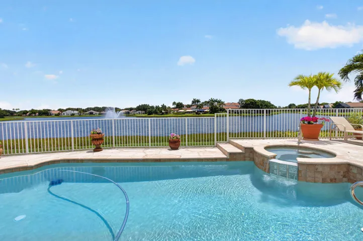 POOL/SPA OVERLOOKING LAKE