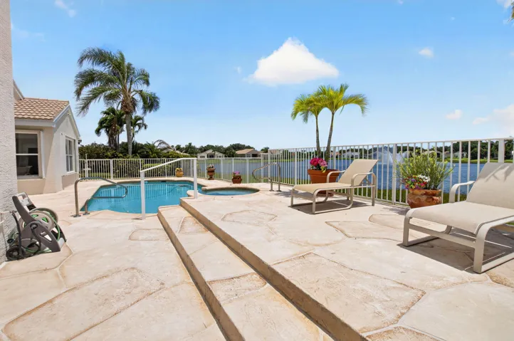 POOL/SPA OVERLOOKING LAKE