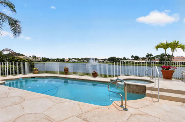 POOL/SPA OVERLOOKING LAKE
