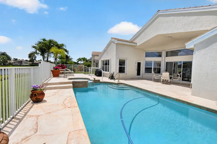 POOL/SPA OVERLOOKING LAKE