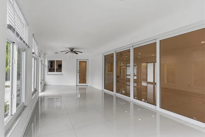 2910 NE 40th Ct - - 037