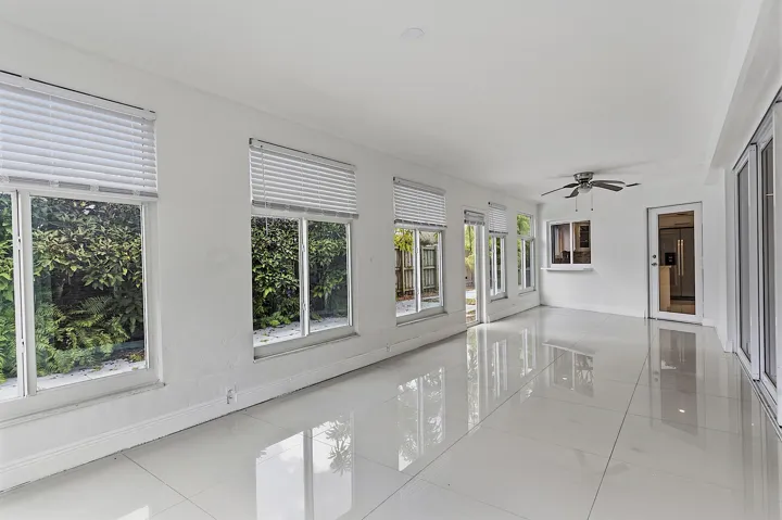 2910 NE 40th Ct - - 036