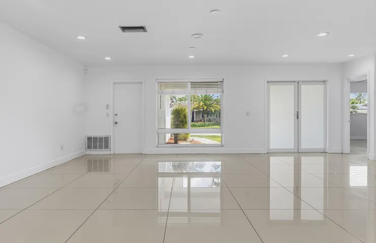 2910 NE 40th Ct - - 011