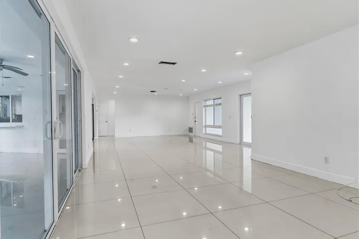 2910 NE 40th Ct - - 035