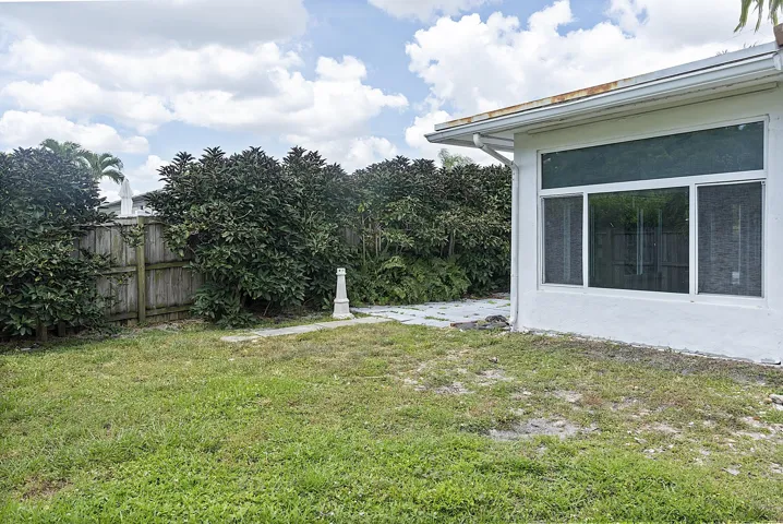 2910 NE 40th Ct - - 046
