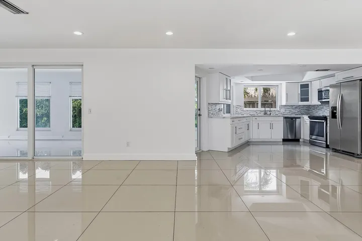 2910 NE 40th Ct - - 006