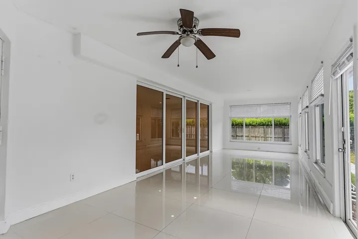 2910 NE 40th Ct - - 040
