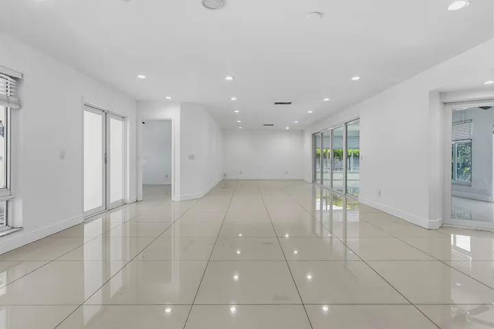 2910 NE 40th Ct - - 009